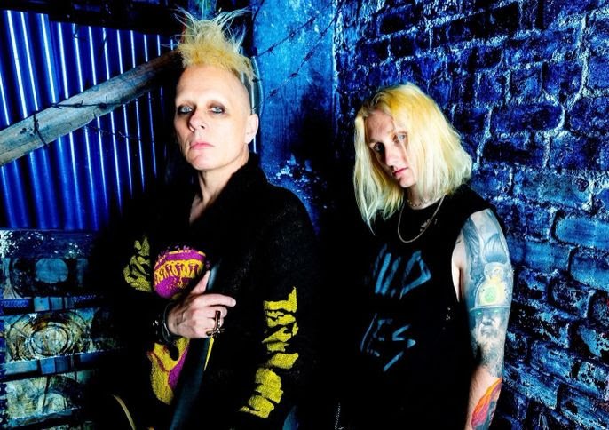 Love Ghost x Skold drop their intense new single, “Ski Mask”! This powerful collaboration between LA’s alt-rock artist Finnegan Bell and Swedish industrial icon Tim Skold digs deep into themes of personal struggle and societal chaos. Blending gritty industrial production with dark, introspective lyrics, this track is a must-listen for fans of alternative and industrial rock. Check it out on streaming platforms now, and prepare for their full album release on November 22!